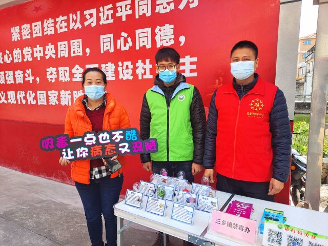 居委會工作人員、居民與禁毒社工合影.jpg