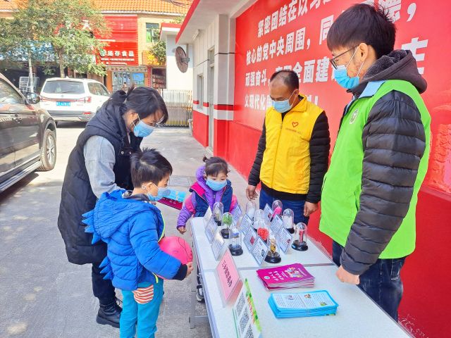 圩仔居民在宣傳攤位前駐足觀看、了解仿真毒品.jpg