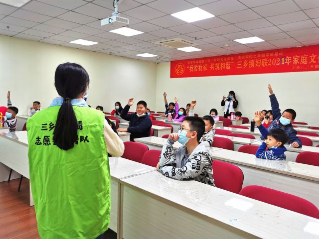 青少年學(xué)生踴躍舉手參與禁毒知識問答.jpg