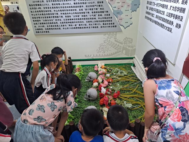 三鄉(xiāng)鎮(zhèn)開展“拒絕毒品，你我同行“禁毒教育基地參觀活動照片2.jpg