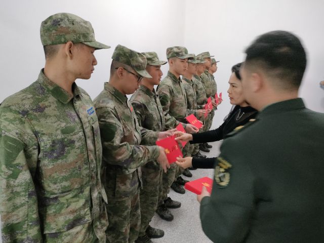 街道黨工委委員歐嘉喜代表街道黨工委為新兵送上慰問金。.jpg