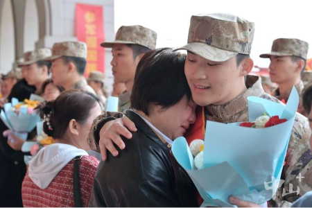 戎裝加身踏征程，中山歡送數(shù)百名新兵赴軍營(yíng)